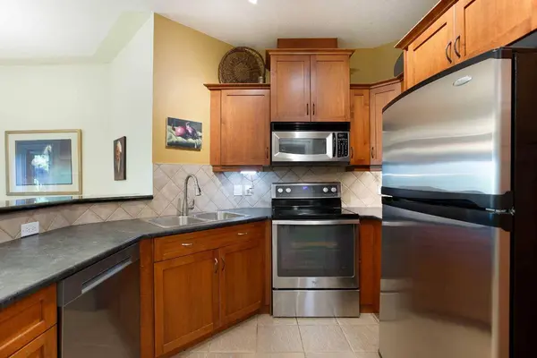 10 Discovery Ridge Close SW #405, Calgary, AB T3H 5X3