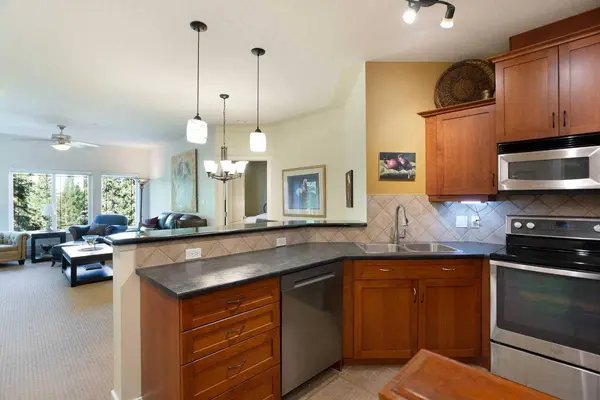 10 Discovery Ridge Close SW #405, Calgary, AB T3H 5X3
