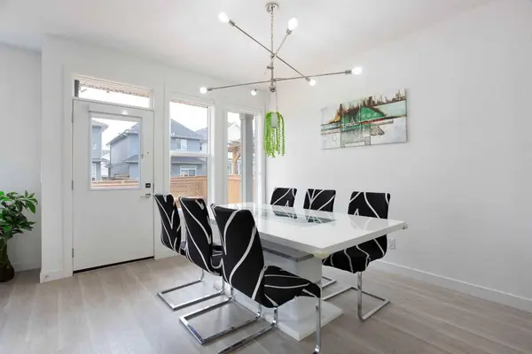 91 Copperhead GRV SE, Calgary, AB T2Z 5H4