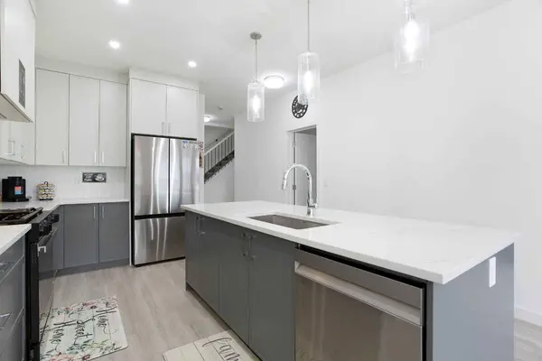 91 Copperhead GRV SE, Calgary, AB T2Z 5H4