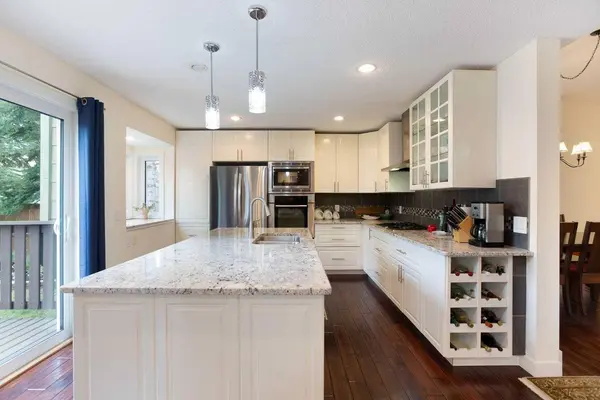 24 Sun Harbour PL SE, Calgary, AB T2X 3B2