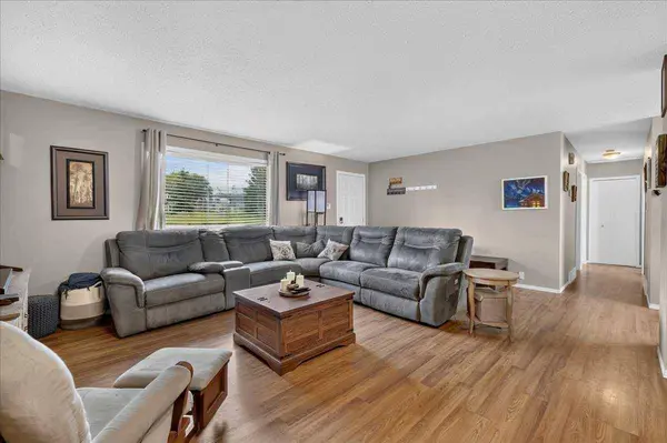 201 1 AVE, Torrington, AB T0M 2B0