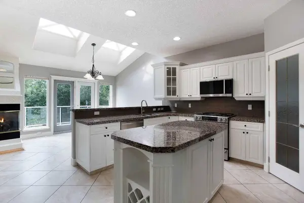 3414 Douglasdale BLVD SE, Calgary, AB T2Z 3A8