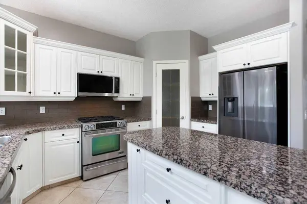 3414 Douglasdale BLVD SE, Calgary, AB T2Z 3A8