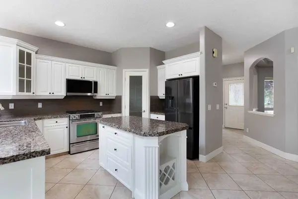 3414 Douglasdale BLVD SE, Calgary, AB T2Z 3A8