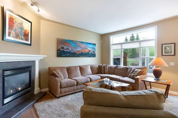 30 Discovery Ridge GDNS SW, Calgary, AB T3H 5L6
