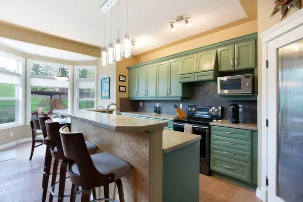 30 Discovery Ridge GDNS SW, Calgary, AB T3H 5L6