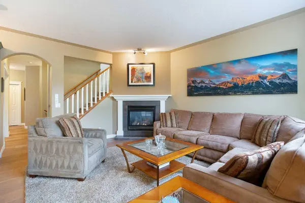 30 Discovery Ridge GDNS SW, Calgary, AB T3H 5L6