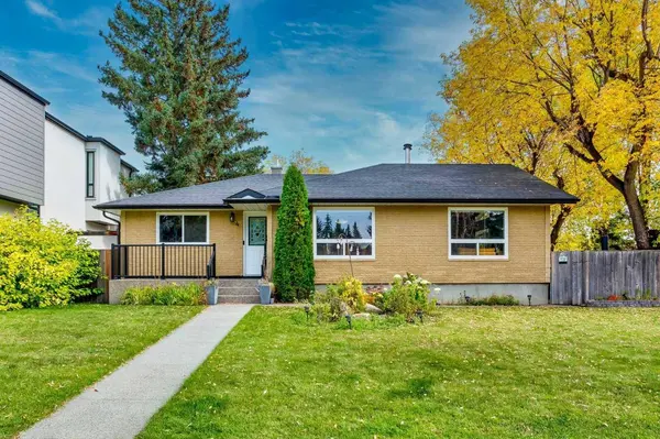 4 Wildwood DR SW, Calgary, AB T3C 3C5