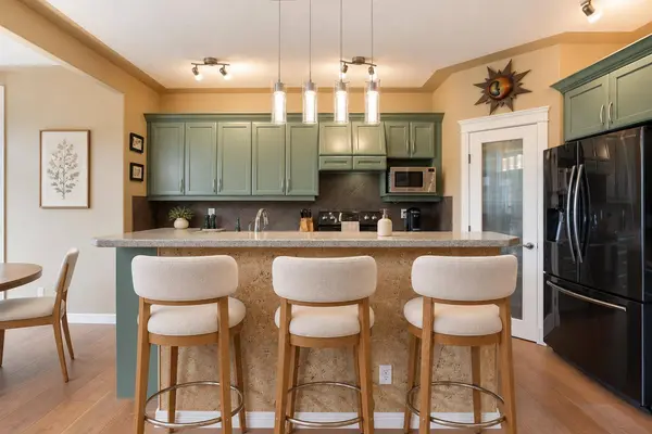 30 Discovery Ridge GDNS SW, Calgary, AB T3H 5L6