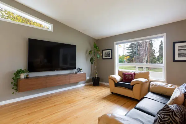 4 Wildwood DR SW, Calgary, AB T3C 3C5