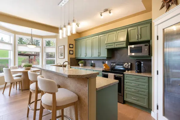 30 Discovery Ridge GDNS SW, Calgary, AB T3H 5L6