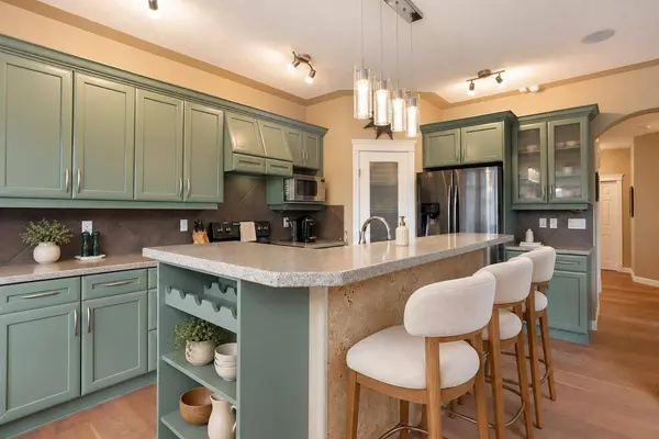 30 Discovery Ridge GDNS SW, Calgary, AB T3H 5L6