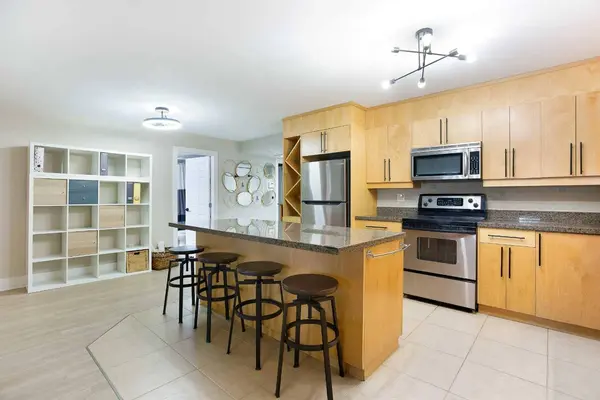 350 4 AVE NE #102, Calgary, AB T2E 0J3