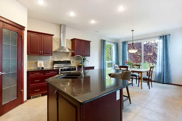66 Cougarstone Close SW, Calgary, AB T3H 5J4