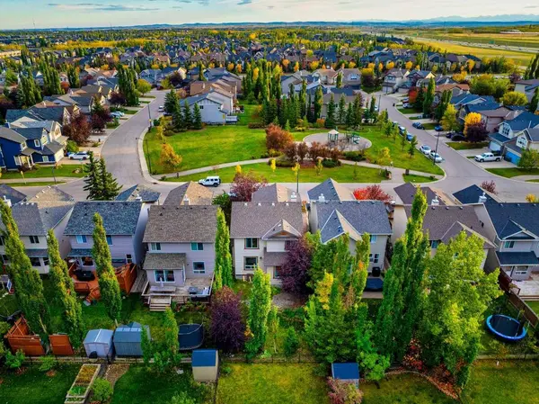 66 Cougarstone Close SW, Calgary, AB T3H 5J4