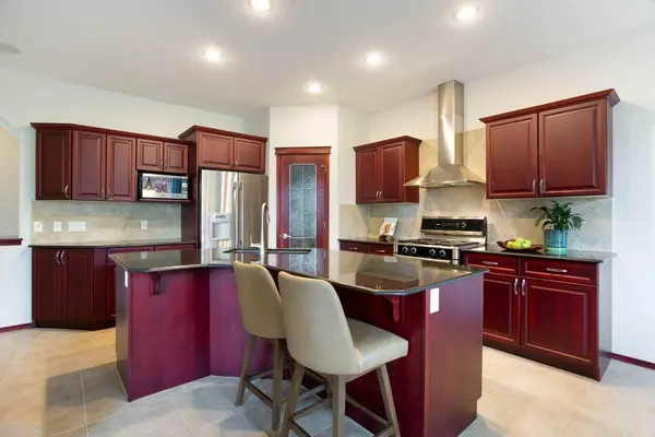 66 Cougarstone Close SW, Calgary, AB T3H 5J4