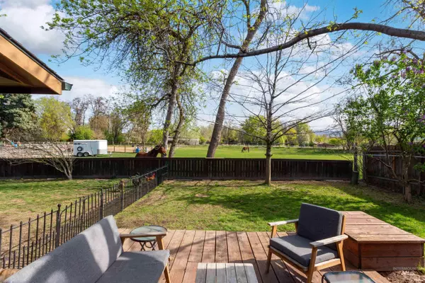 9434 W Marigold St, Garden City, ID 83714