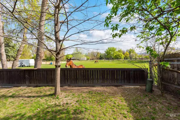 9434 W Marigold St, Garden City, ID 83714