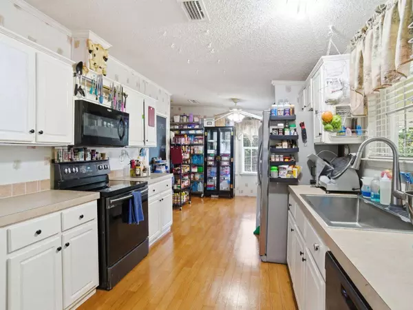 27930 LEATHERWOOD CIR, Punta Gorda, FL 33950