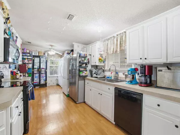 27930 LEATHERWOOD CIR, Punta Gorda, FL 33950