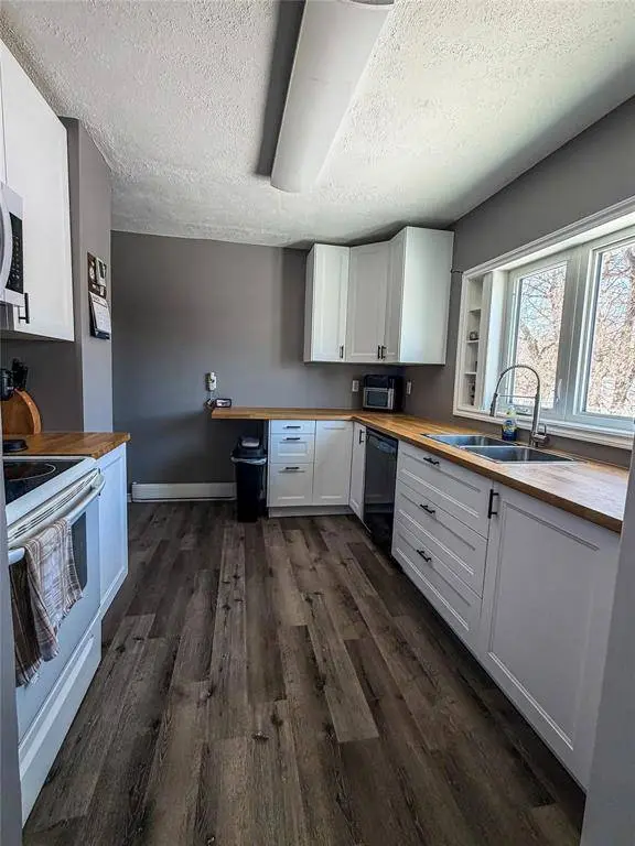 63 Main ST, Lundar, MB R0C 1Y0