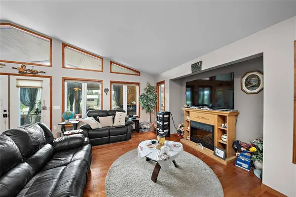 98 1st AVE, Lundar, MB R0C 1Y0