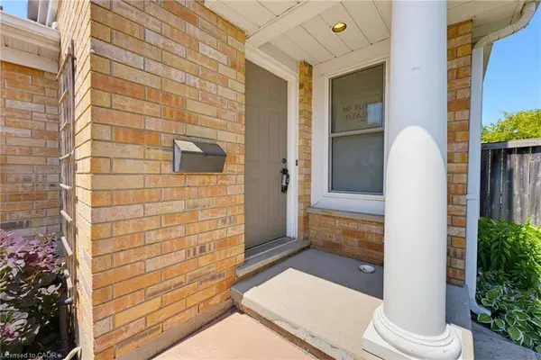 520 Mayflower ST, Waterloo, ON N2K 3Y7