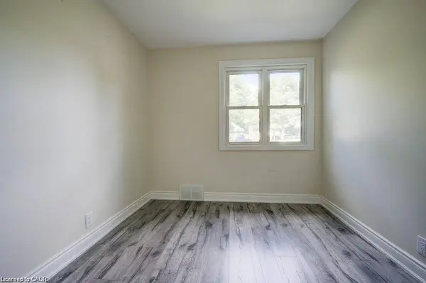 33 Sixth AVE, Kitchener, ON N2C 1P9
