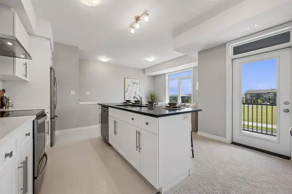 8 OAT LN, Kitchener, ON N2R 0T1