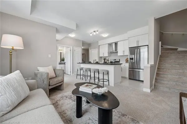 8 Oat LN, Kitchener, ON N2R 0T1