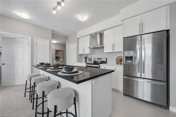 8 Oat LN, Kitchener, ON N2R 0T1