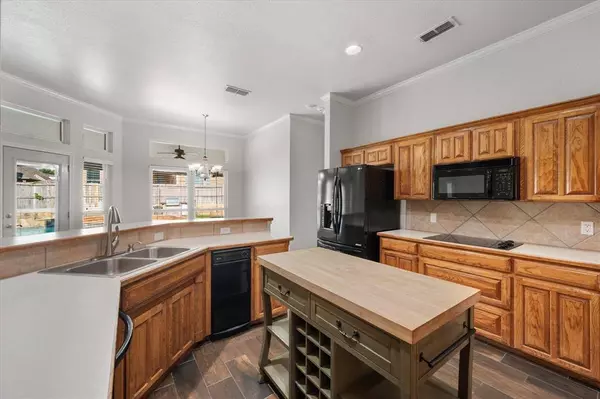 1003 Oak Hill Park, Kennedale, TX 76060