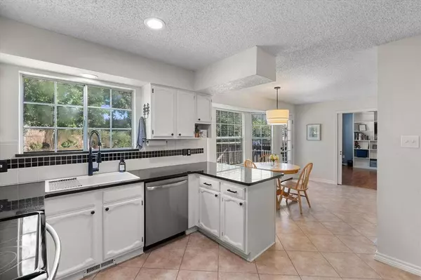 4305 Oldfield Drive, Arlington, TX 76016