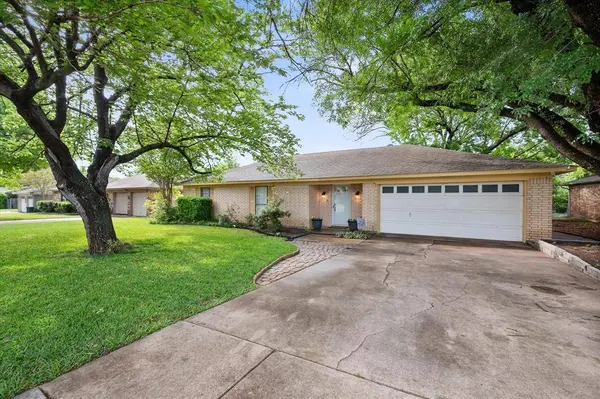 1520 Timbercreek Road, Benbrook, TX 76126