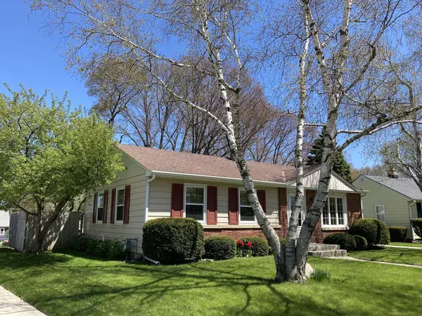 2430 E Bottsford Ave, Saint Francis, WI 53235