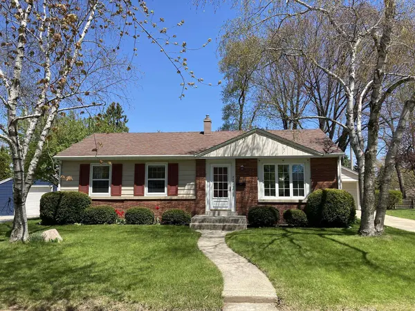 2430 E Bottsford Ave, Saint Francis, WI 53235