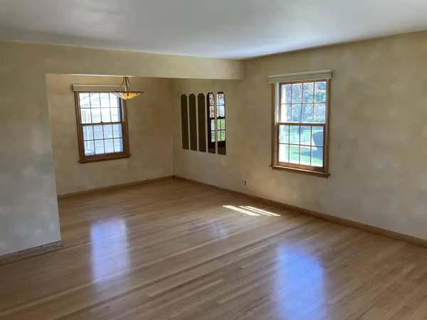 2430 E Bottsford Ave, Saint Francis, WI 53235