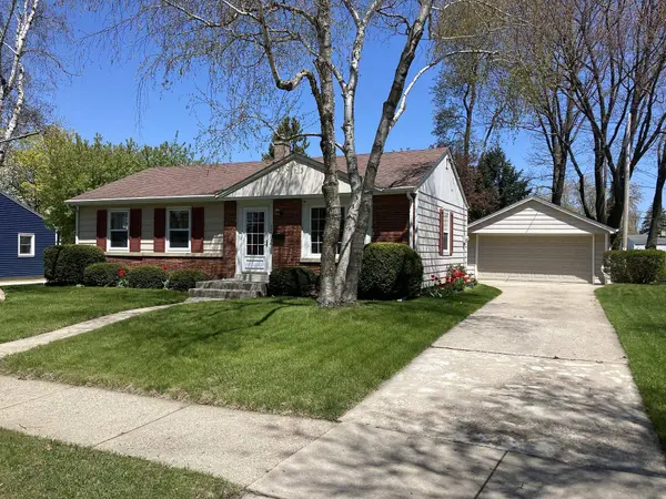 2430 E Bottsford Ave, Saint Francis, WI 53235