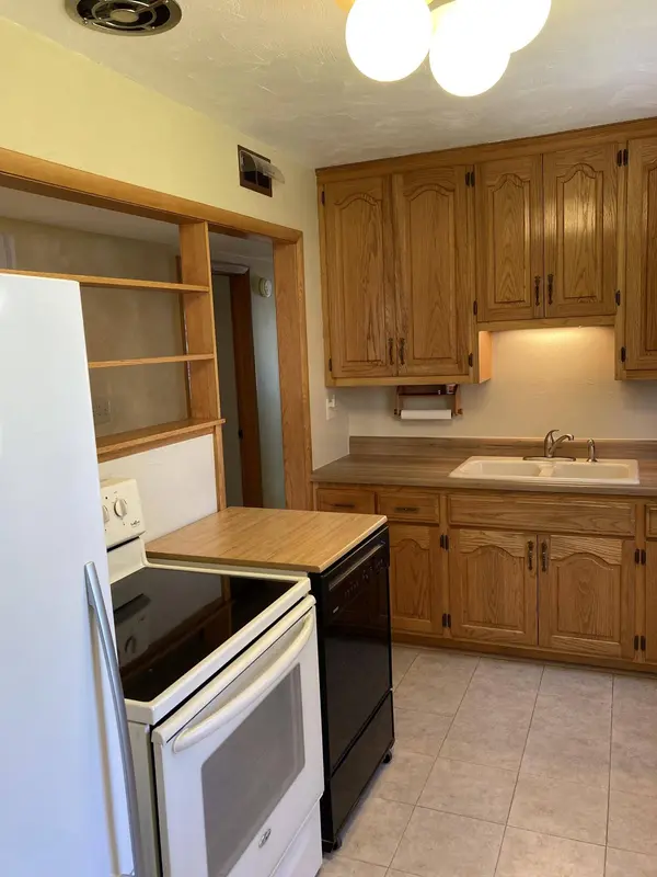 2430 E Bottsford Ave, Saint Francis, WI 53235
