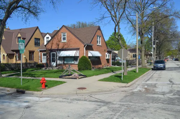 2602 N 73rd St, Wauwatosa, WI 53213