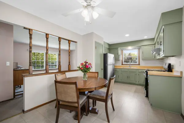 1520 Riverdale Dr, Oconomowoc, WI 53066