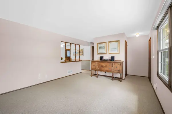 1520 Riverdale Dr, Oconomowoc, WI 53066