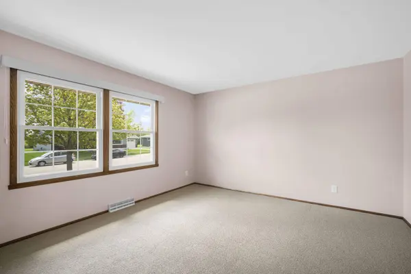 1520 Riverdale Dr, Oconomowoc, WI 53066