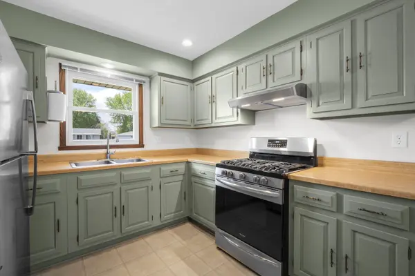1520 Riverdale Dr, Oconomowoc, WI 53066