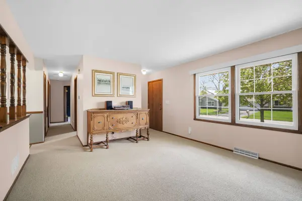 1520 Riverdale Dr, Oconomowoc, WI 53066