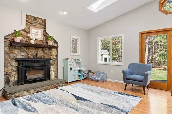 42 Cricket Dr, Sturbridge, MA 01566