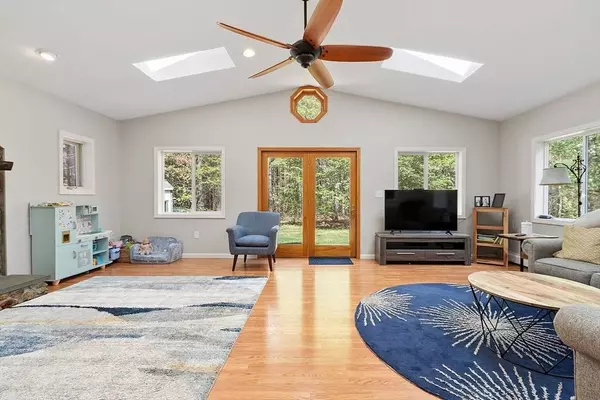 42 Cricket Dr, Sturbridge, MA 01566