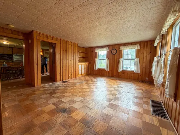 1386 Pleasant St, Athol, MA 01331