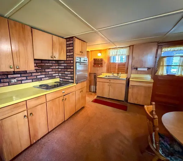 1386 Pleasant St, Athol, MA 01331